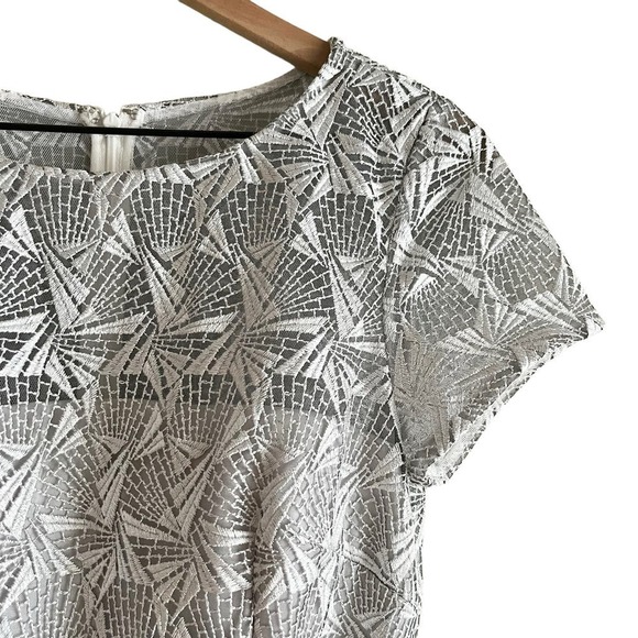 David Meister Lace Overlay Sheath Cocktail Dress in Metallic Silver Geo, Size 6 - Picture 6 of 14